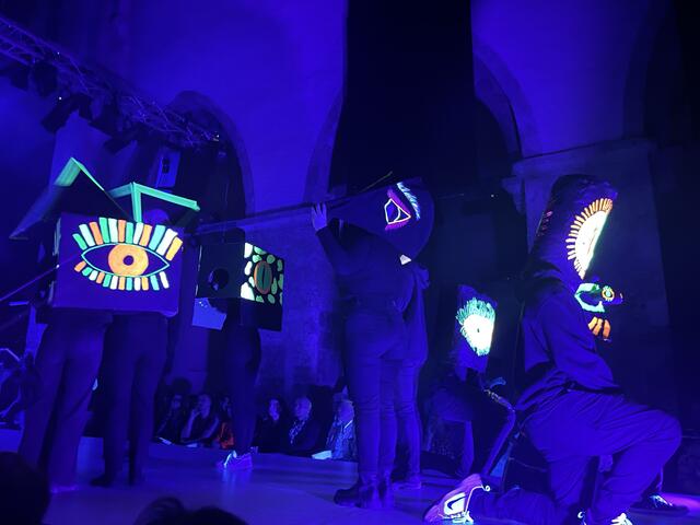 Augen: Die 3AHLW stellte selbst aufwändige Masken her und zeigt damit eine kreative und ironische Auseinandersetzung mit den Themen "Beobachten" und "Überwachen". | Foto: sg