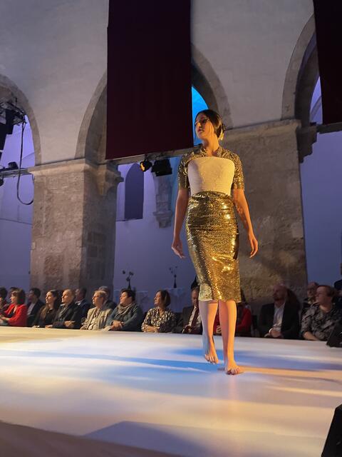 Die Kollektion "Musen": Fester Gips als Korsett und fließender Jersey. | Foto: sg