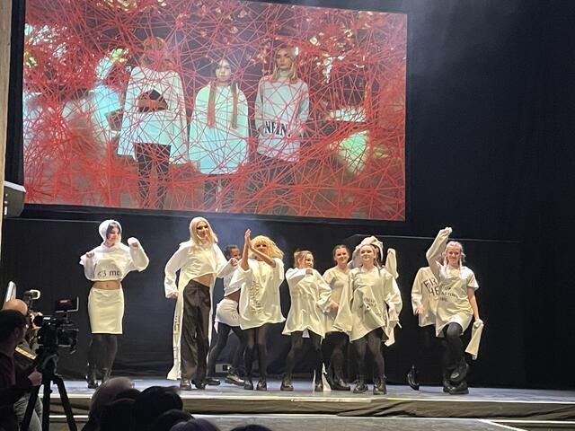 Hoodies in Bewegung: Die hellgrauen und cremefarbenen Hoodies wurden in Siebdrucktechnik mit Slogans der SchülerInnen gestaltet.  | Foto: sg