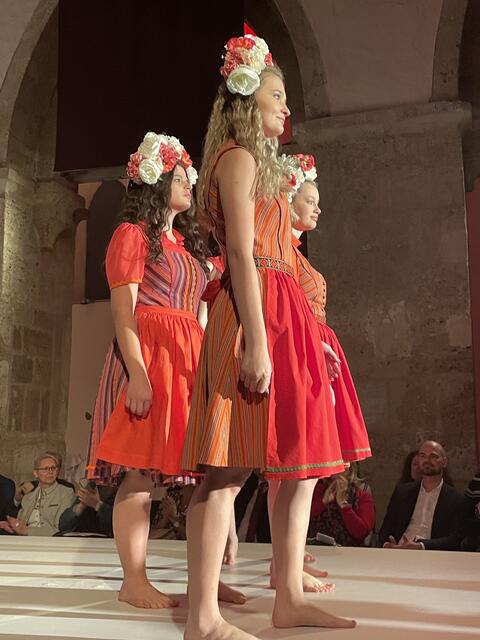 Folklore: BLumenprint kombiniert mit Streif und unifarbenen Designs. Cut-Outs, Volants, Rüschendetails und Dirndlelemente vereinen Tradition und Moderne. | Foto: sg