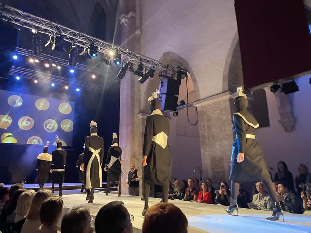 Reflektoren am Laufsteg | Foto: sg