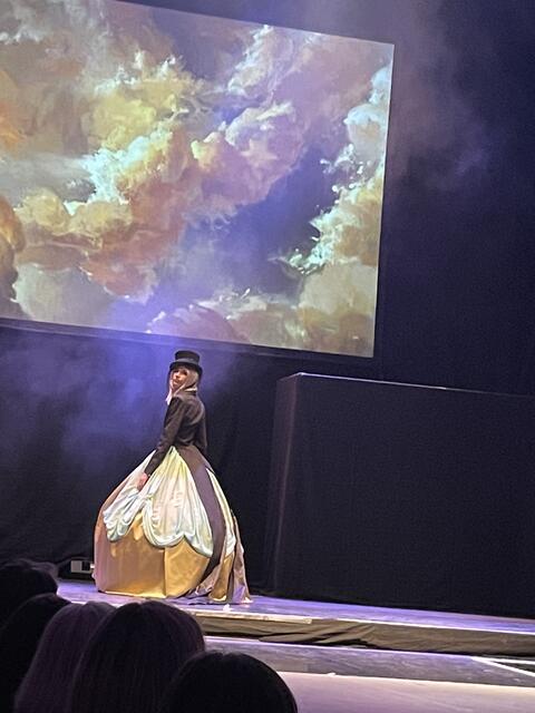 Iljas Habib präsentiert einen Prototyp, der Geschlechterrollen überwindet. Ein Projekt von Maximilian Dietl, Kathrin Kirchner und Amina Sarac in Kooperation mit KHM Wien. | Foto: sg