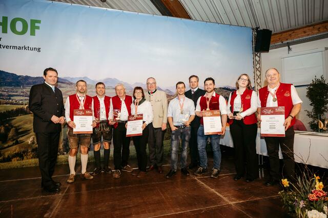 Landwirtschaftsminister Norbert Totschnig (ÖVP) überreichte in Wieselburg den vier Salzburger Gewinnern die Goldenen Stamperl. Im Bild von links Ferdinand und Rudolf Huber (Hedegg Destillerie), Alfred und Marianne Muckenhammer (Kernei aus Anthering), Lorenz und Stefan Hötzer (Trimmingerhof aus Tamsweg) und Verena und Hans Peter Eder aus Nußdorf. | Foto: Messe Wieselburg