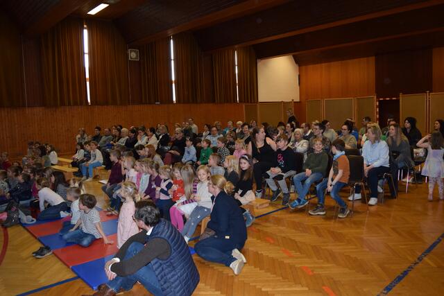 Die Gäste genossen das amüsante Theaterstück in vollen Zügen. | Foto: Selina Duran