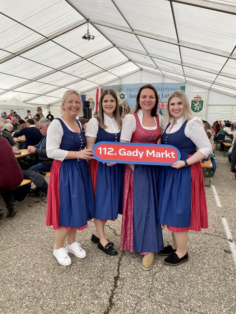 Fesche Gady "Dirndl" Margit Krainer, Katja Silberschneider, Martina Roth und Julia Kerschbaumer.  | Foto: Brigitte Gady