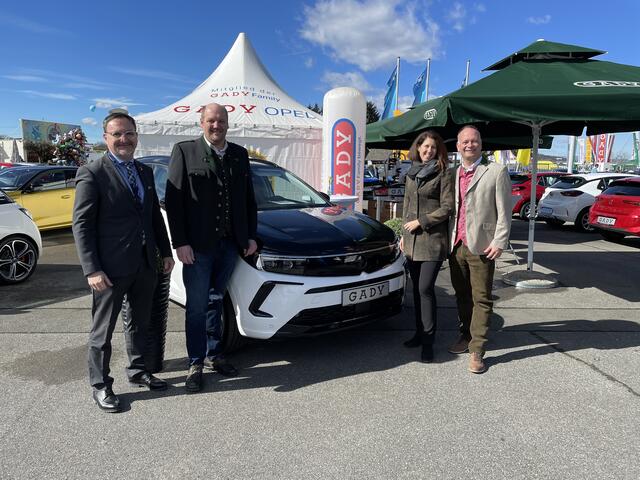 Alexander Dengg, Opel Markenleiter bei Gady mit Manfred Kager (Sales Manager), Stellantis Österreich Chefin Silvia Rieger und Gady Geschäftsführer Eugen Roth. | Foto: Brigitte Gady
