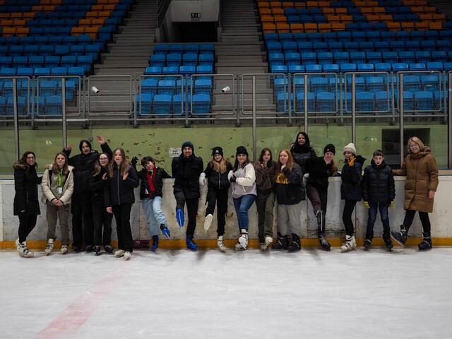 Schülerinnen und Schüler der Sternschule in Deutschlandsberg und der Partnerschule in Kungota beim Eislaufen nach der Arbeit an dem mehrsprachigen Kochbuch. | Foto: Erasmus