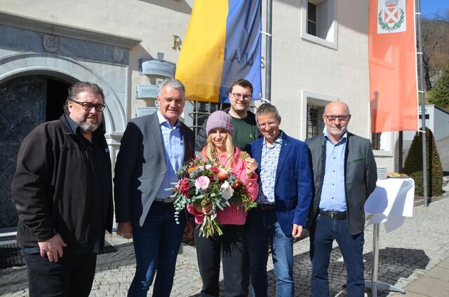 Anna Gasser mit den Gemeindevertretern Michi Printschler, Alex Thoma, Christoph Tuppinger, Albert Burgstaller und Gerhard Friedrich