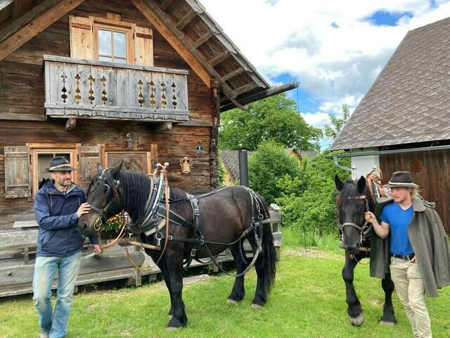 Der Karnburger Pferdeflüsterer Thomas Kothmiller-Uhl (l.) mit den Werbeträgern für das Highspeedinternet | Foto: Domverein Maria Saal