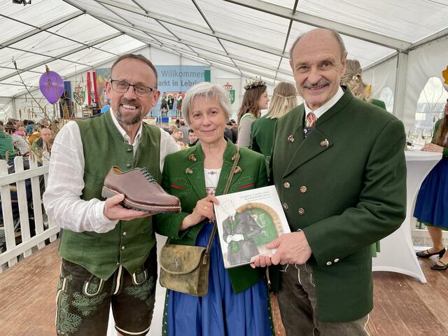 Lampas, Gams und Schneiderfliege Autor und Trachtenberater Land Steiermark Hubert Fink mit Gattin Elisabeth und Schuhmacher Heinrich Schwarz | Foto: Brigitte Gady