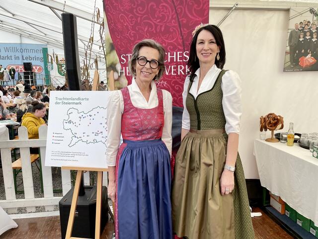 Ingrid Gady in der Edition Gady Festtagstracht mit Anita Schmid vom Heimatwerk.  | Foto: Brigitte Gady