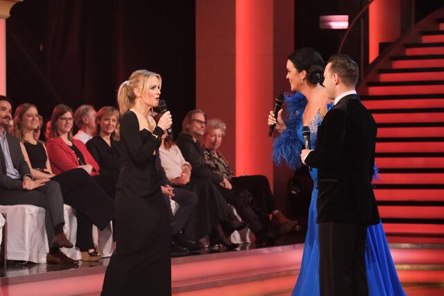 Moderatorin Mirjam Weichselbraun und das ausgeschiedene Tanzpaar | Foto: ORF