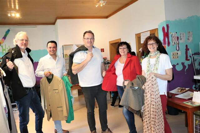 Birgit Rönfeld (re) und die Models Walter Rönfeld, Markus Dirnberger, Andreas Spari und Monika Hubmann bei der Anprobe von Second-Hand-Garderobe. | Foto: Edith Ertl