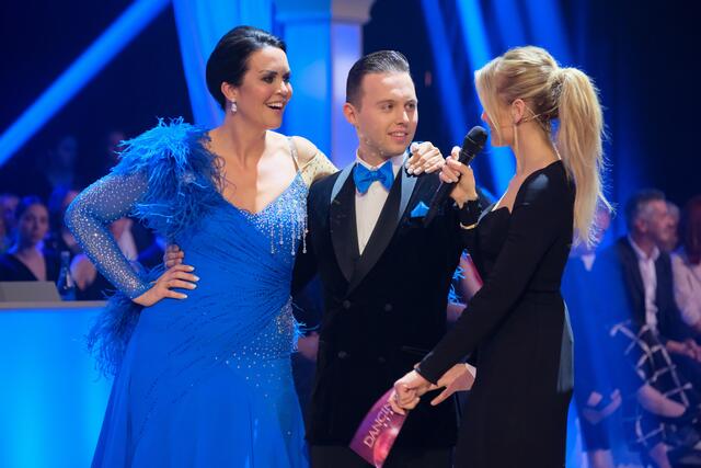 Moderatorin Mirjam Weichselbraun und das ausgeschiedene Tanzpaar | Foto: ORF