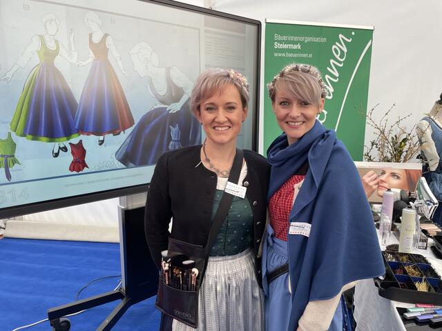 Perfekt gestylt in Tracht vermitteln die Bäuerinnen aus dem Bezirk.  | Foto: Brigitte Gady