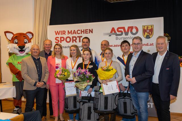 Landesrätin Mag.a (FH) Daniela Winkler (3.v.l.) überreichte mit ASVÖ Burgenland-Präsident Ing. Robert Zsifkovits (r.) und weiteren Ehrengästen die Medaillen und Urkunden an verdiente SportlerInnen aus dem Bezirk Neusiedl am See.  | Foto: Landesmedienservice Burgenland/Büro LR Winkler
