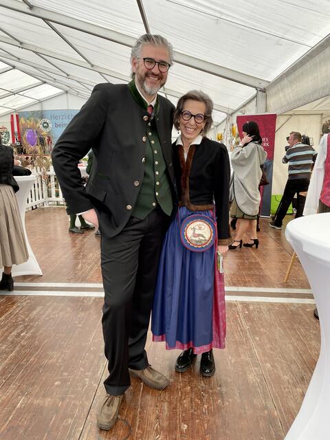 Thomas Axmann fesch in Tracht mit Ingrid Gady. | Foto: Brigitte Gady