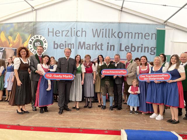 Philipp, Nadina und Linda Gady mit Landeshauptmann Christopher Drexler sowie den weiteren Ehrengästen und Mitwirkenden.  | Foto: Brigitte Gady