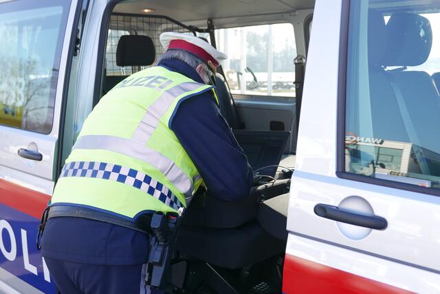 Im Zuge der Kontrolle stellten die Polizisten fest, dass an der linken vorderen Achse keine Fahrwerksfeder mehr vorhanden war und deshalb der Reifen am Kotflügel streifte.  | Foto: BRS (Symbolfoto)