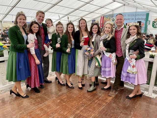 Nadina, Philipp und Linda Gady sowie Eugen Roth strahlen mit den steirischen Hoheiten um die Wette.  | Foto: Brigitte Gady