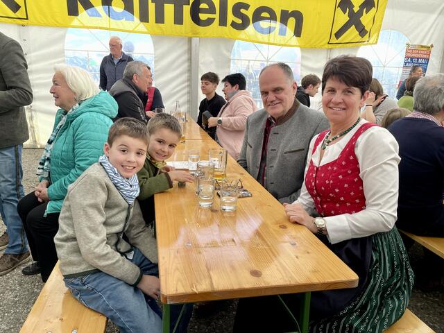 Elfi und Erwin Kriegl mit ihren Enkerln warten auf die Trachtenschau.  | Foto: Brigitte Gady