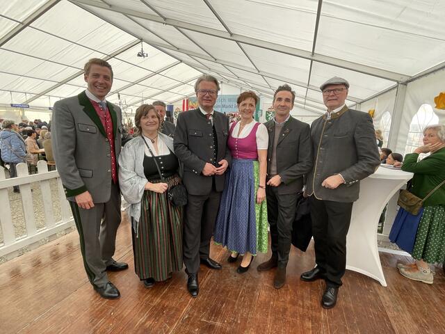 Philipp Gady und Landeshauptmann Christopher Drexler mit Margit Pratter-Demuth, Maria Pein, Dietmar Schweiggl und Johann Lampl.  | Foto: Brigitte Gady
