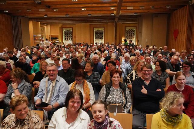 Der voll besetzte Kulturstadel.