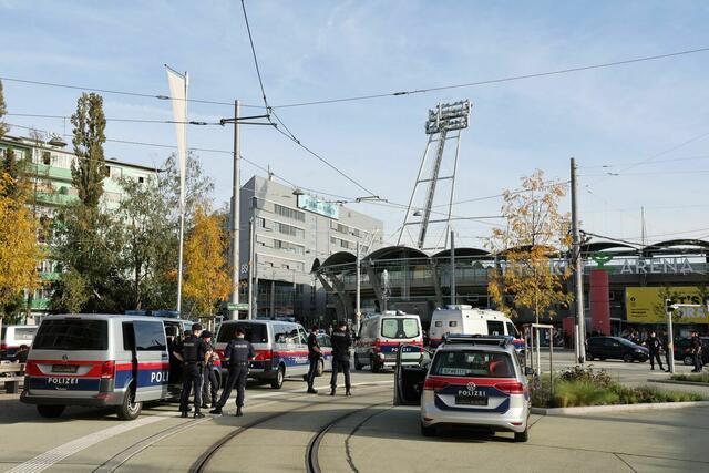 Immer öfter ist die Polizei im Großaufgebot bei den Spielen im Einsatz. Auch für den Kick Sturm gegen den FK Austria Wien wird wieder eine Sicherheitszone errichtet. | Foto: Polizei Graz/Katharina Plozner