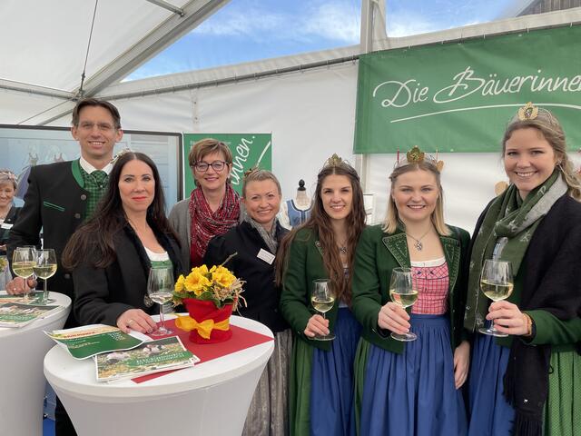 NAbg. Joachim Schnabl mit Bezirksbäuerinnen sowie unseren Weinhoheiten Marlene, Sophie und Katrin. (v.l.) | Foto: Brigitte Gady