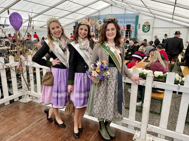 Die Narzissen Hoheiten Lisa und Katharina mit Blumenkönigin Verena.  | Foto: Brigitte Gady