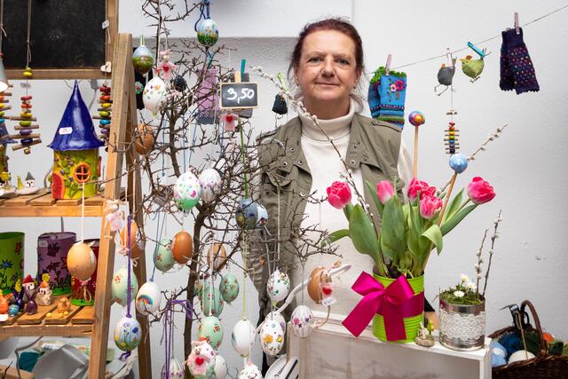 Cornelia Hager mit ihrem Osterschmuck. | Foto: Christian Nowotny