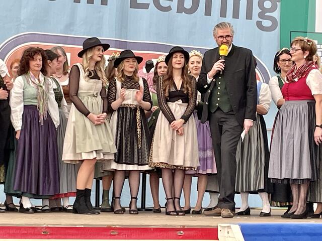 Modedesignerin Christina Strauß aus St. Nikolai/Sausal mit ihren Modedirndl.  | Foto: Brigitte Gady