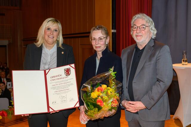 Anna Mitgutsch (Bildmitte) erhielt die Ehrenbürgerschaft der Stadtgemeinde Leonding. Germanist Christian Schacherreiter hielt die Laudatio und Bürgermeisterin Sabine Naderer-Jelinek (li.) gratulierte persönlich. | Foto: SIMLINGER Wolfgang/cityfoto