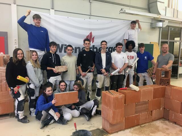Bautechnik-Schüler lernen die aktuellen Verarbeitungstechniken von Planziegeln kennen | Foto: HTL Pinkafeld