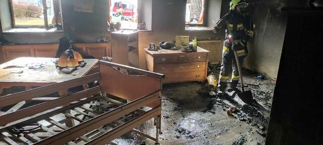 Der Brand hatte sich im Erdgeschoss bereits ausgebreitet. | Foto: FF Rainbach