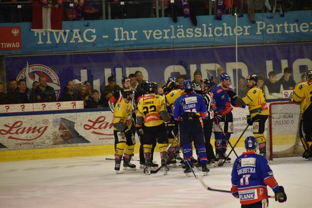 In der am Anfang ruppigen Partie, hatte am Ende die Capitals die Nase vorne. Endstand 5:2. | Foto: Michael Steger