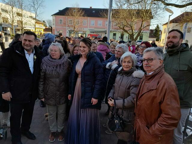 Viele Gratulanten stellten sich beim Brautpaar ein. | Foto: Gertrude Unger