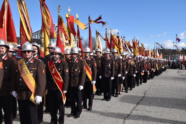 Wehren aus dem gesamten Burgenland marschierten zum Festakt ein. | Foto: Michael Strini