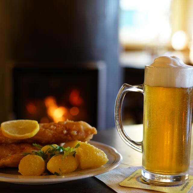 Die Forelle im Bierteig ist die namensgebende Spezialität des Hauses. | Foto: privat