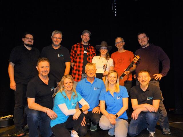 Die Musiker von "SRIE" freuen sich mit dem "Viva la Musica"-Team über den gelungenen Abend.