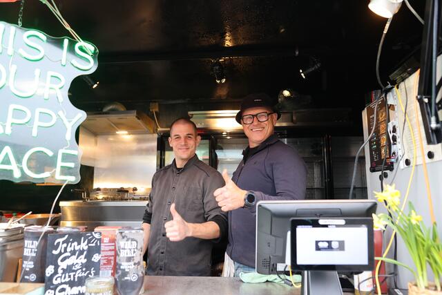 Pommes der Extraklasse: Sigi Goufas und sein Foodtruck in der Raiffeisen Arena. | Foto: Reischl