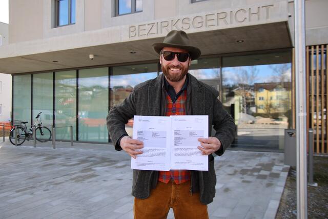 Klage abgewiesen: "Chuck Norris" Paul Estrela mit dem Gerichtsbeschluss.