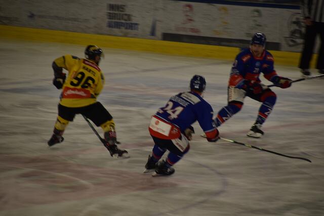 Beide Teams überbrückten das Mitteldrittel schnell. Den Zuschauern bot sich so eine unterhaltsame Partie. | Foto: Michael STeger