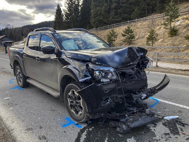 An den beteiligten Fahrzeugen entstand erheblicher Sachschaden. | Foto: zeitungsfoto.at