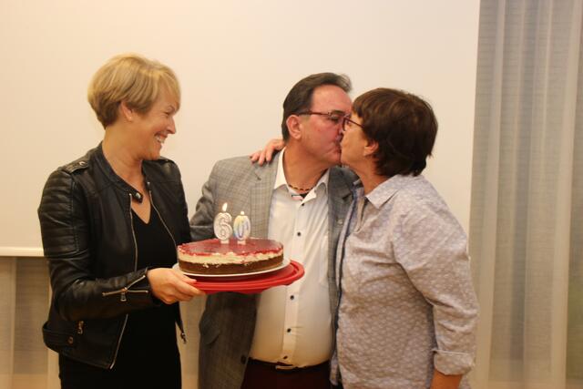 Bussi von der Gattin, Torte von der Ortsparteichefin - Geburtstagskind Erich Wahl konnte rundum zufrieden sein. | Foto: Eckhart Herbe