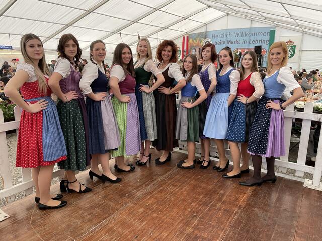 Die feschen Mädels der FS Neudorf in ihren selbstgenähten Trachten mit Dir. Roswitha Walch (Mitte) und Fachlehrerin Katja Scherbinek-Umschaden.(re) | Foto: Brigitte Gady