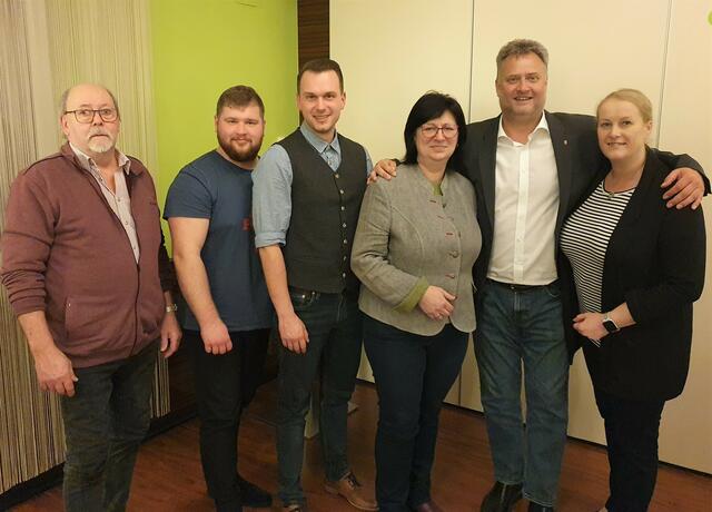 Am Foto von links Gemeindevorstand Alfred Hani, Gemeinderat Lukas Peitl, Vizebürgermeister Andreas Köstinger, Nationalrats-Abgeordnete Rosa Ecker, Landtagsabgeordneter Peter Handlos, Gemeindevorständin Sylvia Waidhofer.
 | Foto: FPÖ OÖ