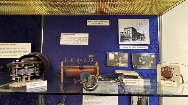 Die neue Sonderausstellung im Bezirksmuseum Brigittenau dreht sich um 100 Jahre Radio "Hekaphon" sowie 25 Jahre freies "Radio Orange 94.0". | Foto: Kathrin Klemm