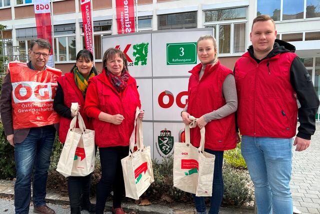 Verteilaktion zum internat. Frauentag in Deutschlandsberg v.l. ÖGB-RS Ewald Großschedl, Sabine Germuth, ÖGB-Regionalfrauenvorsitzende Sigrid Riegler, Maria Hermann, ÖGB-RS Patrick König | Foto: ÖGB