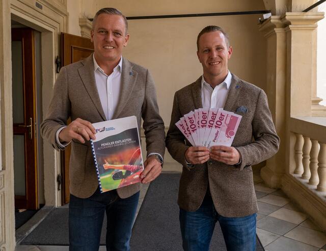 FPÖ-Klubobmann Mario Kunasek und LAbg. Patrick Derler präsentierten Entlastungsmaßnahmen für Pendler. | Foto: FPÖ Steiermark/Wilfing